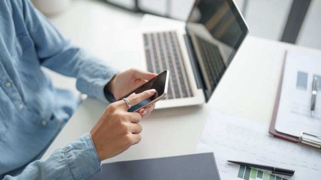 スマホ　覗き見　浮気調査